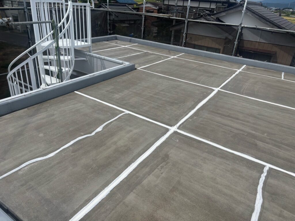 プライマー塗布<br />
（下地と自着シートを密着させるための接着材です。）